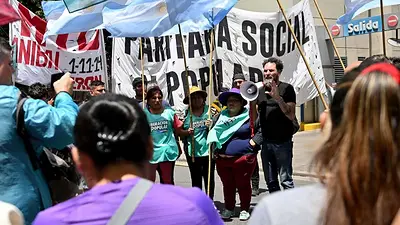 Organizaciones sociales levantaron el corte en la 9 de Julio y seguirán las negociaciones Organizaciones sociales levantaron el corte en la 9 de Julio y seguirán las negociaciones