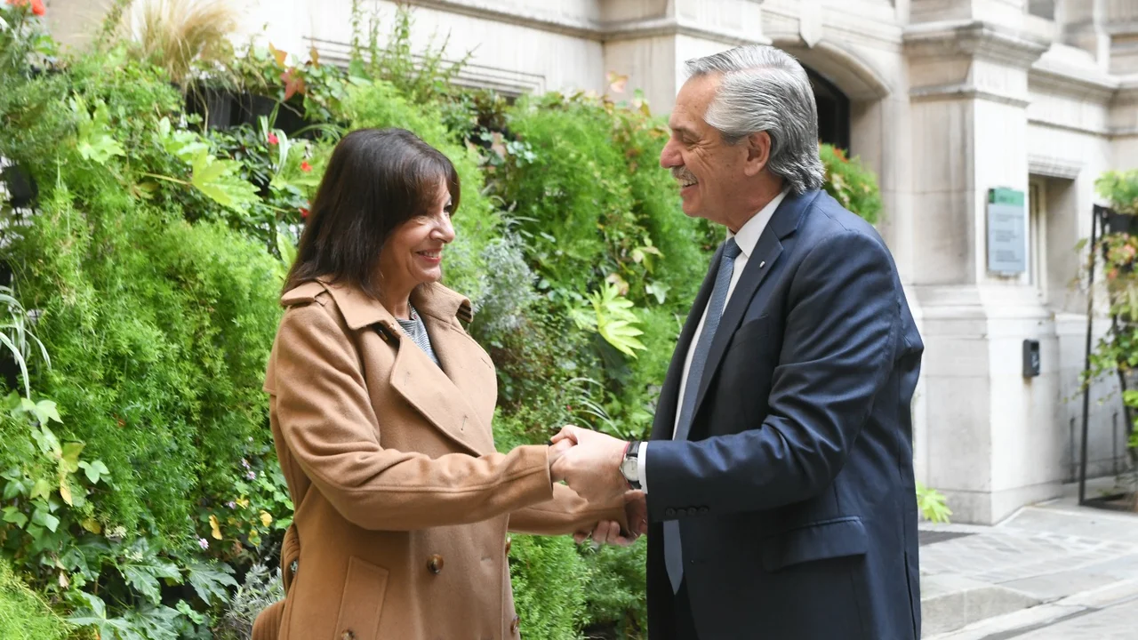 En su tercer día en París,  Alberto Fernández se entrevistó con la alcaldesa de la capital francesa: "Es un honor"