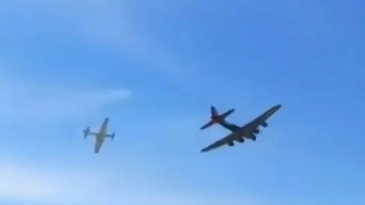 Impactante video: dos aviones de la segunda Guerra chocaron en una exhibición aérea