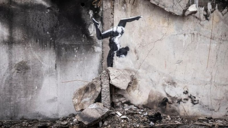Banksy pintó un grafiti en escombros de Ucrania: la gimnasta equilibrista