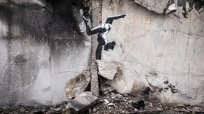 Banksy pintó un grafiti en escombros de Ucrania: la gimnasta equilibrista Banksy pintó un grafiti en escombros de Ucrania: la gimnasta equilibrista