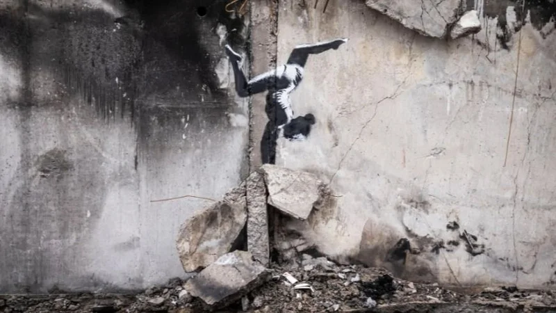 Banksy pintó un grafiti en escombros de Ucrania: la gimnasta equilibrista
