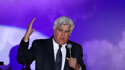 Cómico Jay Leno sufre quemaduras en incendio de su coche en su garaje de Los Ángeles Cómico Jay Leno sufre quemaduras en incendio de su coche en su garaje de Los Ángeles