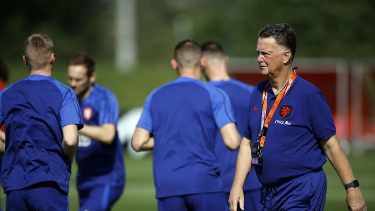Van Gaal dice que los hinchas neerlandeses tienen razón al boicotear el Mundial