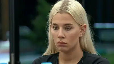 Escrache a Lucila La Tora de Gran Hermano por defecar en espacios públicos. Municipalidad de Berazategui. Escrache a Lucila La Tora de Gran Hermano por defecar en espacios públicos. Municipalidad de Berazategui.