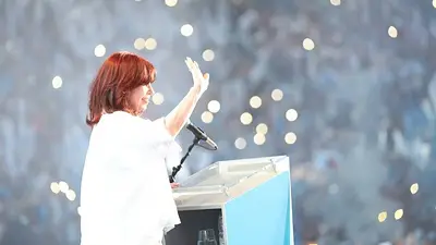La militancia pidió "Cristina Presidenta" y ella respondió: "Todo en su medida y armoniosamente" La militancia pidió "Cristina Presidenta" y ella respondió: "Todo en su medida y armoniosamente"