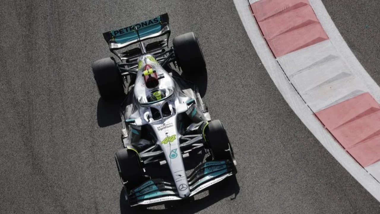Hamilton lidera el doblete de Mercedes en los primeros entrenamientos de Abu Dhabi