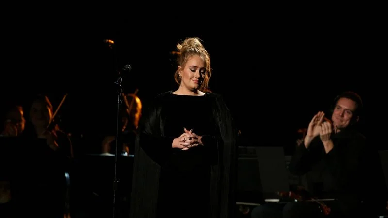 Adele dice que "nunca ha estado más nerviosa" al comenzar los espectáculos retrasados en Las Vegas