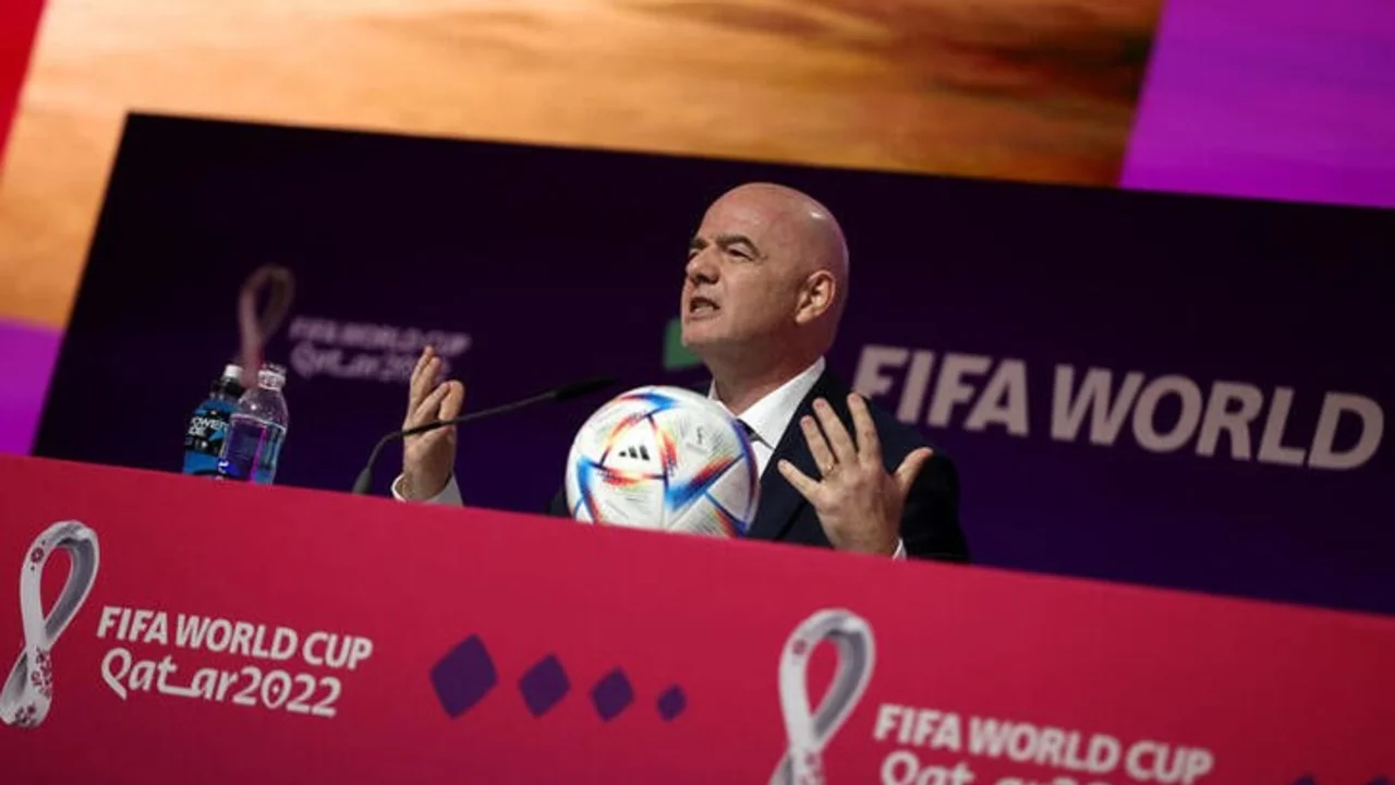 Presidente de la FIFA acusa de hipocresía a quienes critican a Qatar antes del Mundial