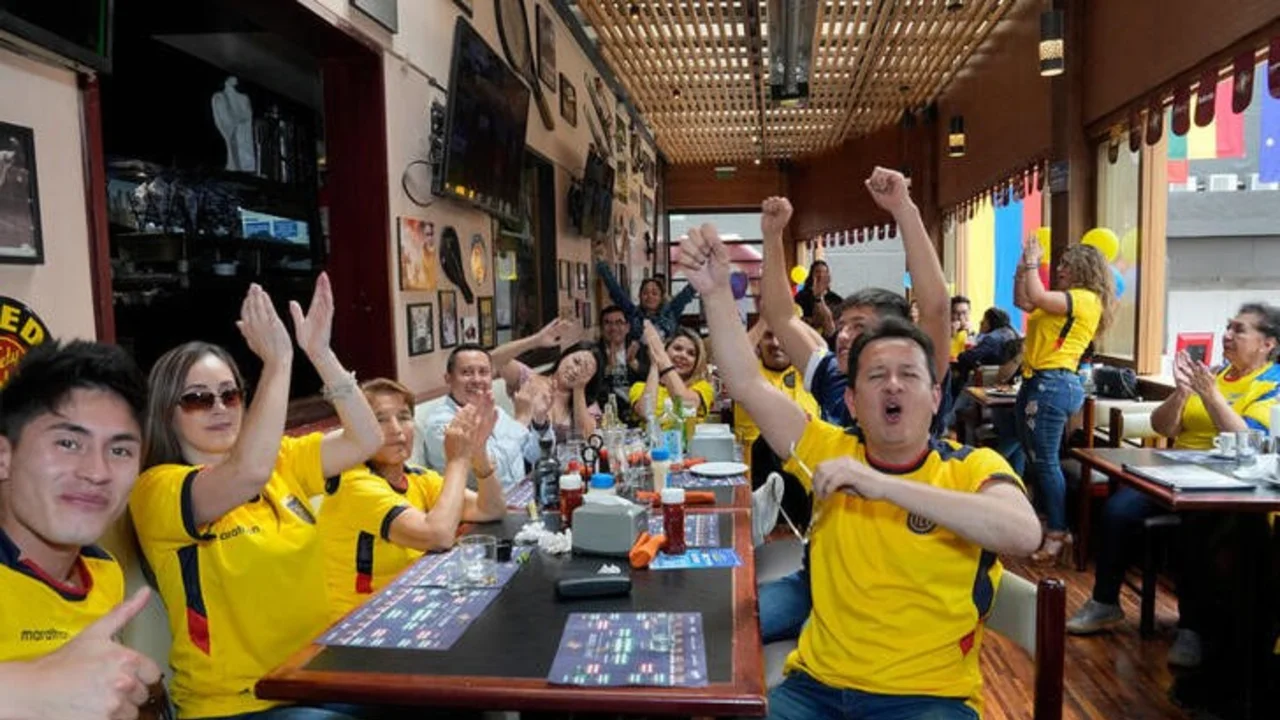 Ecuatorianos eufóricos festejan triunfo de su selección en Mundial de Qatar