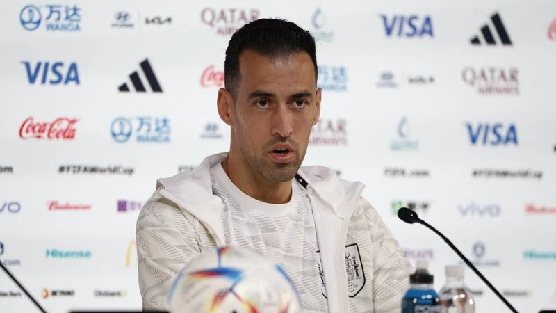 El campeón mundial Busquets dice que puede ayudar a la nueva generación de España