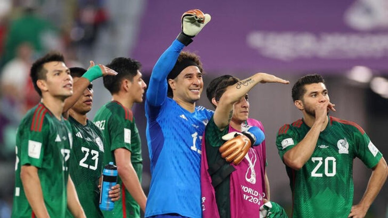 Plegarias mexicanas son escuchadas y Ochoa evita derrota ante Polonia