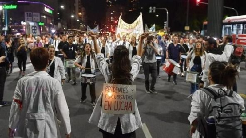 Residentes y concurrentes realizan una nueva jornada de la "noche de las luces"