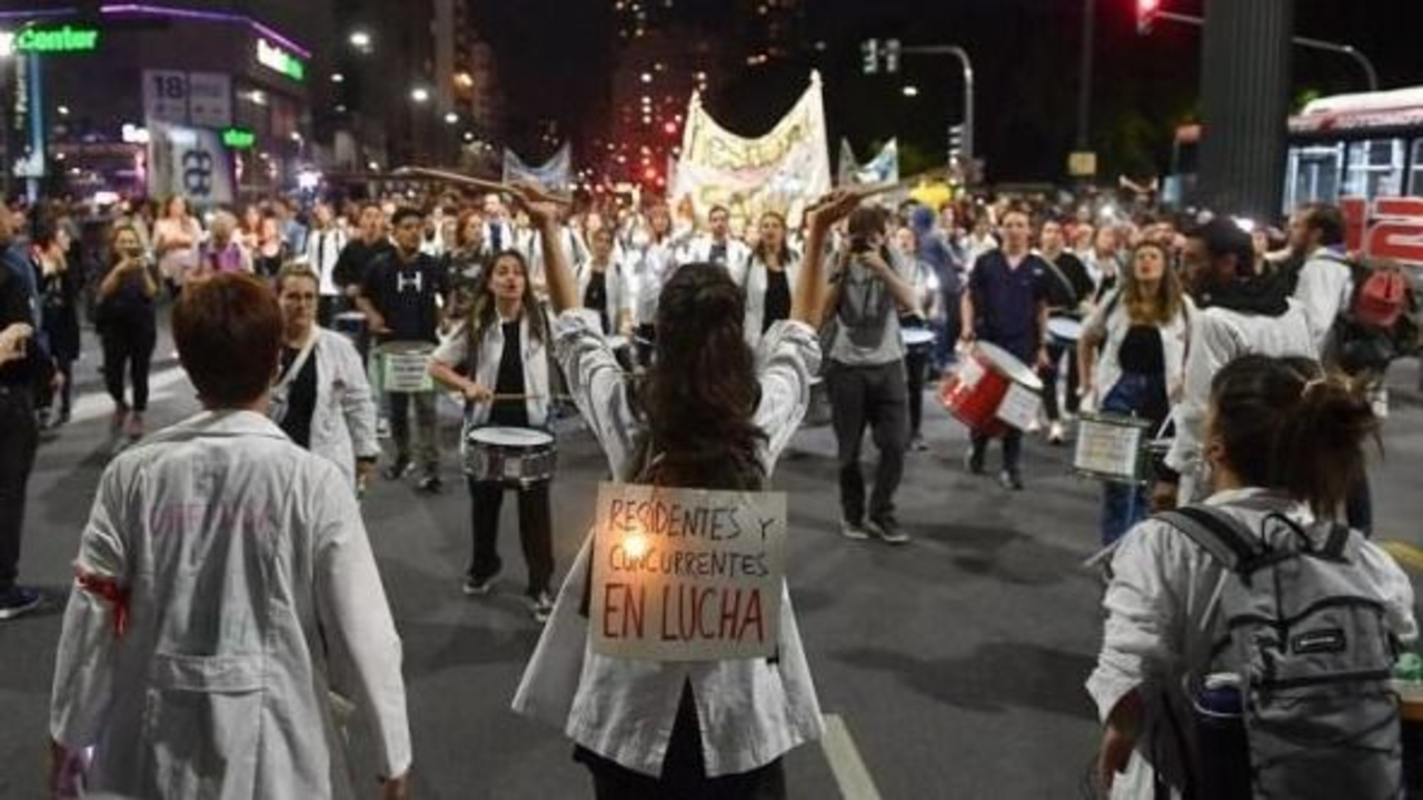 Residentes y concurrentes realizan una nueva jornada de la "noche de las luces"
