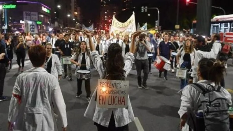 Residentes y concurrentes realizan una nueva jornada de la "noche de las luces"