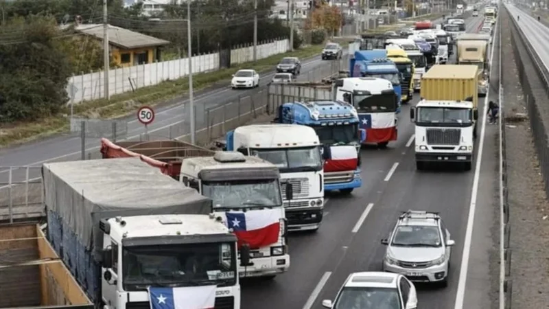 En Chile camioneros llevan dos días de paro por el precio de la nafta