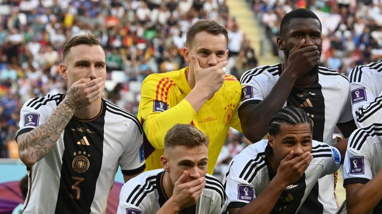 Jugadores de Alemania se tapan la boca tras polémica por brazalete