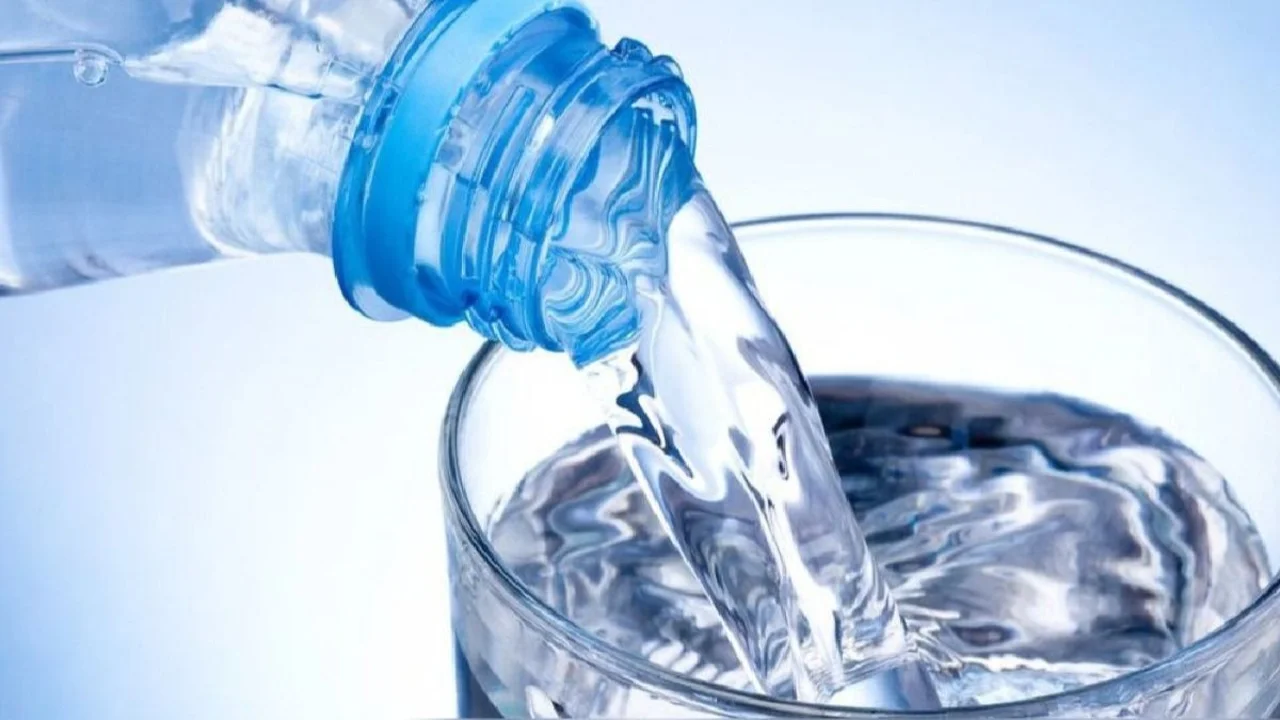 ANMAT prohibió una marca de agua de mesa: "ilegal"