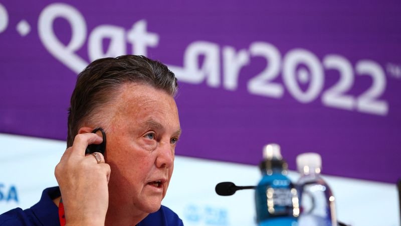 A veces lo único que un periodista necesita es un abrazo de Van Gaal