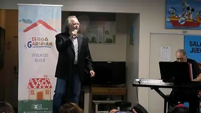 Joan Manuel Serrat hizo un pedido solidario por los "locos bajitos" en la Casa Garrahan Joan Manuel Serrat hizo un pedido solidario por los "locos bajitos" en la Casa Garrahan