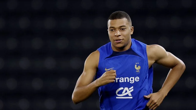 Mbappé tiene que entender que Messi y Neymar son más grandes que él, dice Alves