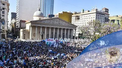 Una plaza llena de militantes y funcionarios dio su último adiós a Hebe Una plaza llena de militantes y funcionarios dio su último adiós a Hebe