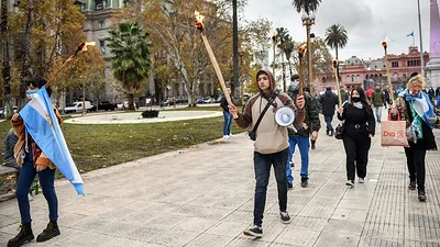 Jonathan Morel pasó de pedir estallar la casa de Cristina a sentirse amenazado por un pasacalle Jonathan Morel pasó de pedir estallar la casa de Cristina a sentirse amenazado por un pasacalle