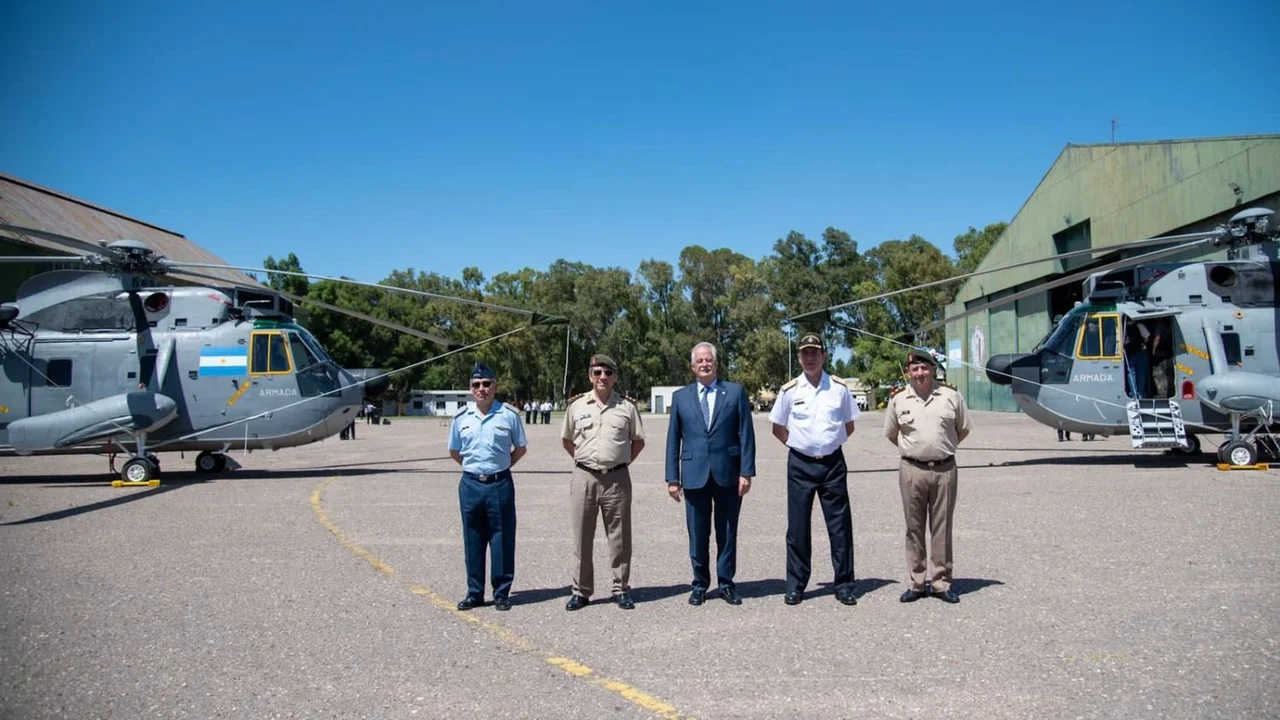 El Gobierno adquirió helicópteros que trabajarán en Antártida junto a buque rompehielos