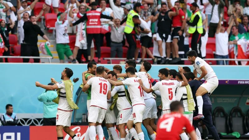 Dos goles en el final le dan a Irán triunfo ante Gales y esperanzas de meterse en octavos del Mundial