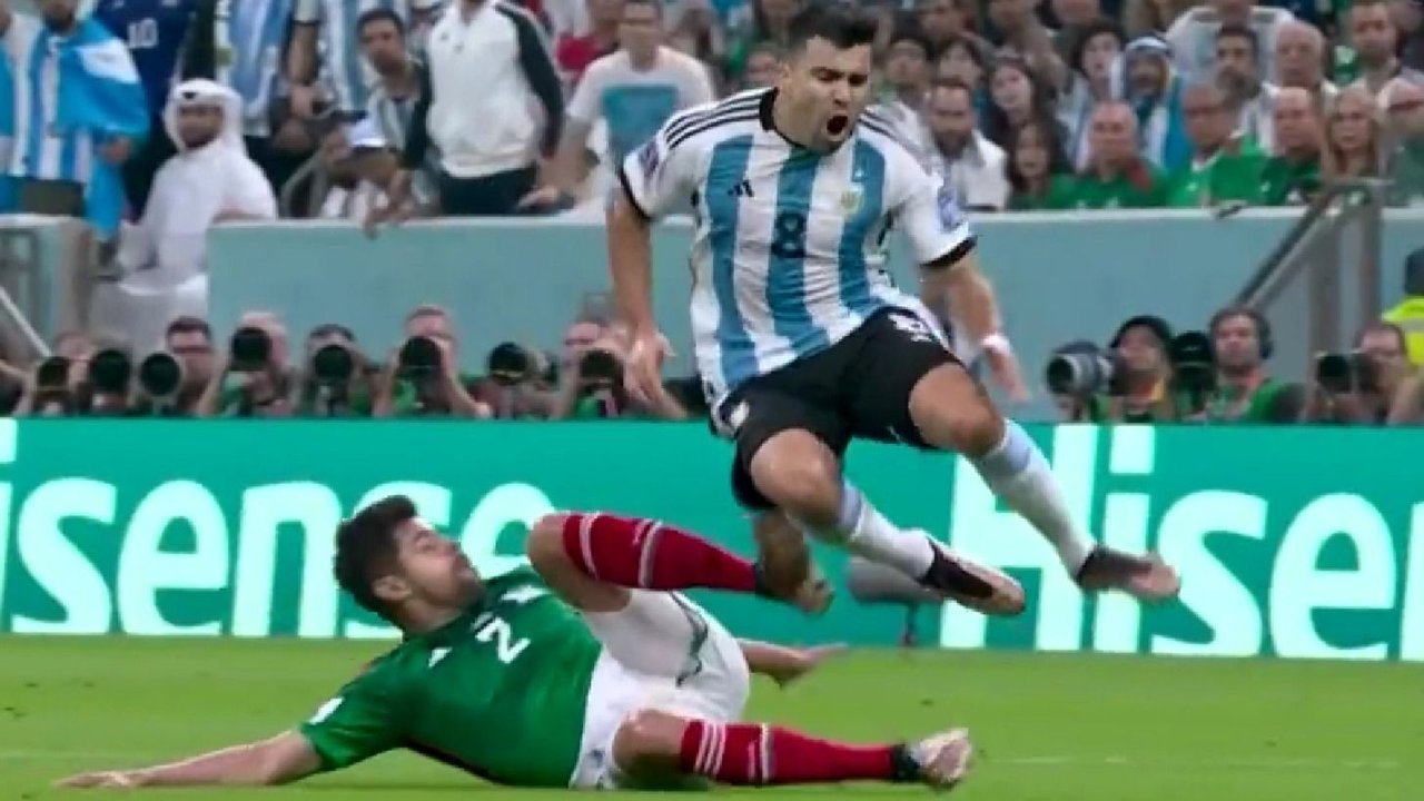 La patada criminal que recibió el Huevo Acuña en el duelo ante México por el Mundial