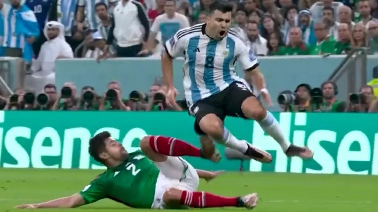 La patada criminal que recibió el Huevo Acuña en el duelo ante México por el Mundial