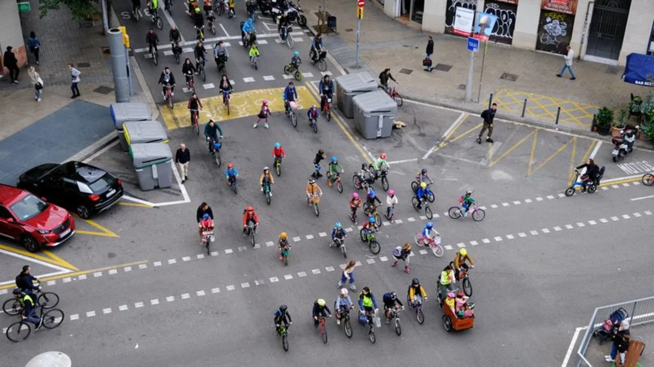 El programa de 'bicibus' para niños de Barcelona fomenta hábitos de transporte ecológico