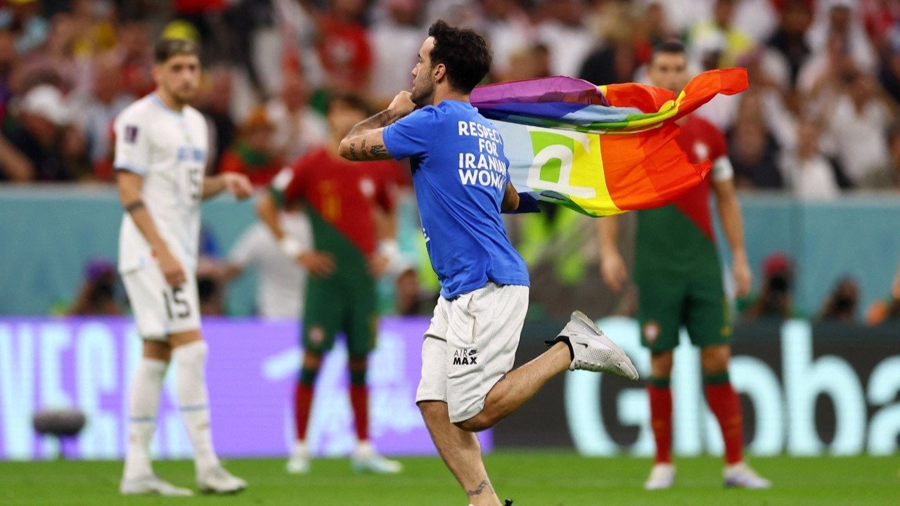 Mundial Qatar 2022: un hincha entró al campo de juego con una bandera LGBTIQ+ 