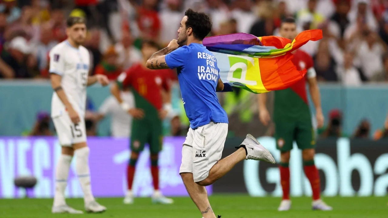 Mundial Qatar 2022: un hincha entró al campo de juego con una bandera LGBTIQ+ 