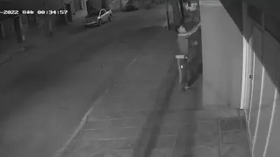 Se robó una bandera en vísperas del partido de Argentina y se volvió viral. Se robó una bandera en vísperas del partido de Argentina y se volvió viral.