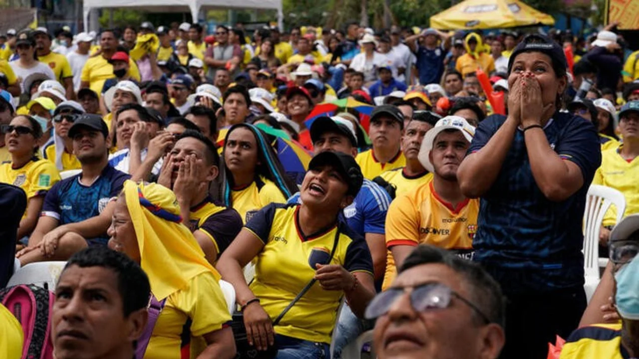 Hinchas ecuatorianos orgullosos de la "Tri" pese a su eliminación de Copa del Mundo