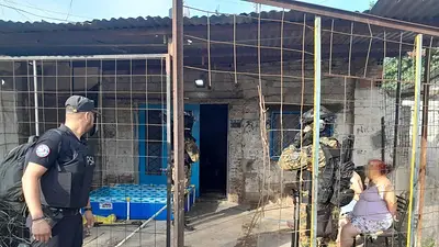 Desbarataron una banda narco en Rosario y detienen a cinco personas Desbarataron una banda narco en Rosario y detienen a cinco personas