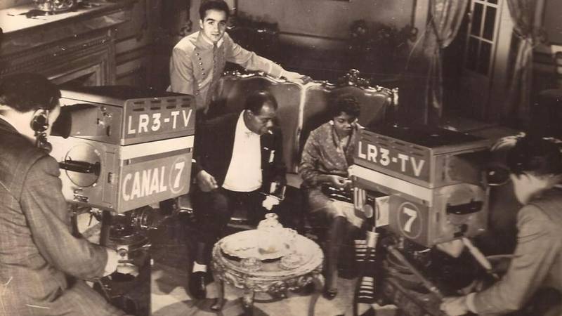 Fotografía de Louis Armstrong siendo filmado por las cámaras de canal 7