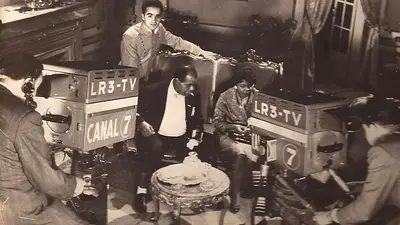 Fotografía de Louis Armstrong siendo filmado por las cámaras de canal 7 Fotografía de Louis Armstrong siendo filmado por las cámaras de canal 7