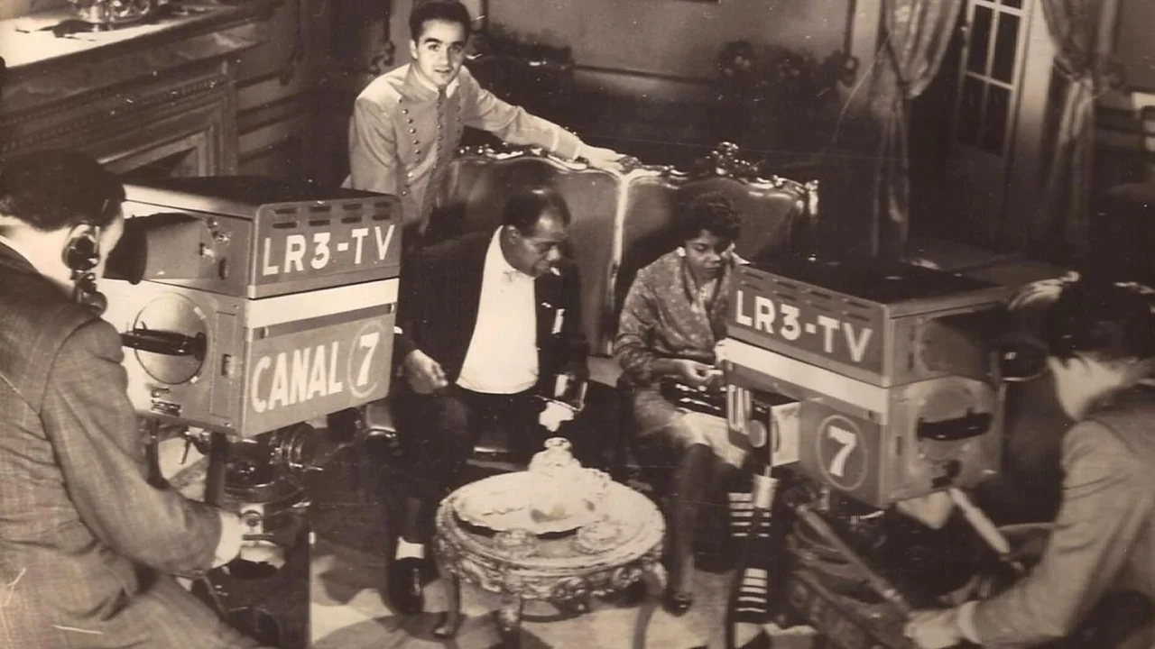 Fotografía de Louis Armstrong siendo filmado por las cámaras de canal 7