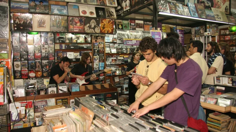 Compradores seleccionando discos en la Noche de los Discos 