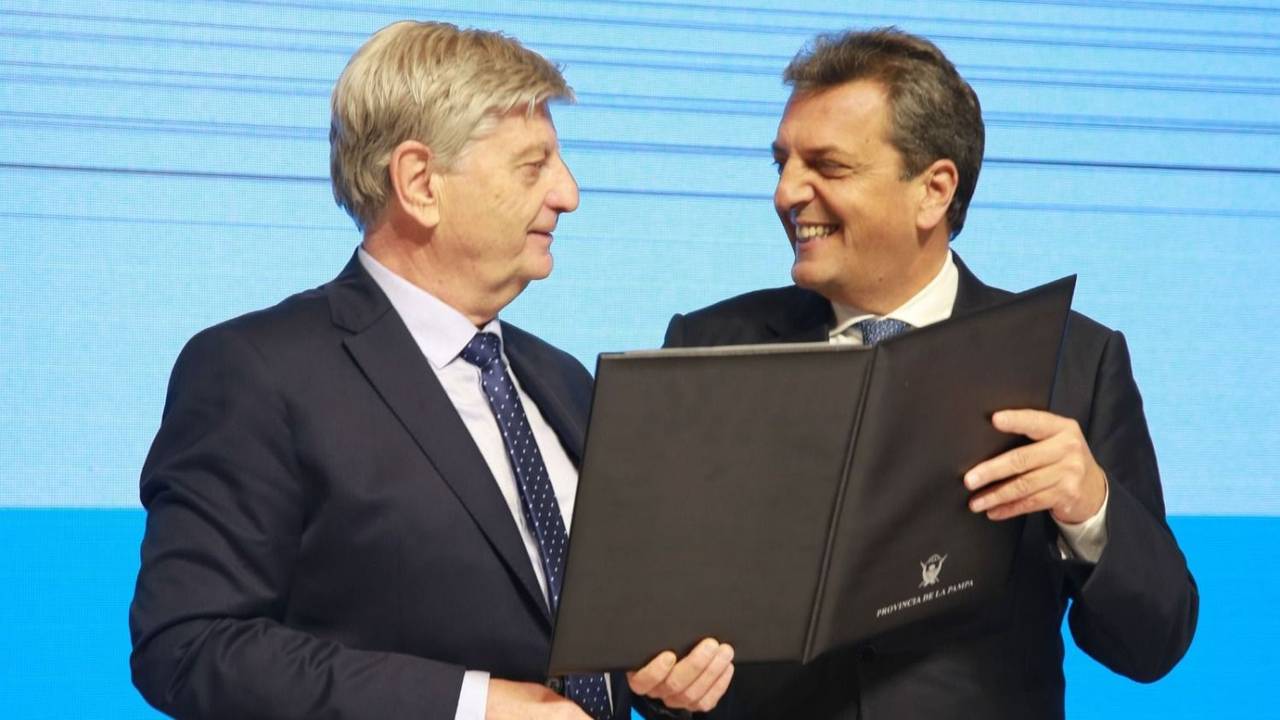 La primera encuesta post-Macri,  dio a Massa tres puntos arriba de Milei para el balotaje