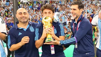 El ex jugador Pablo Aimar besando la copa del mundo conseguida por la selección nacional en Qatar 2022 El ex jugador Pablo Aimar besando la copa del mundo conseguida por la selección nacional en Qatar 2022