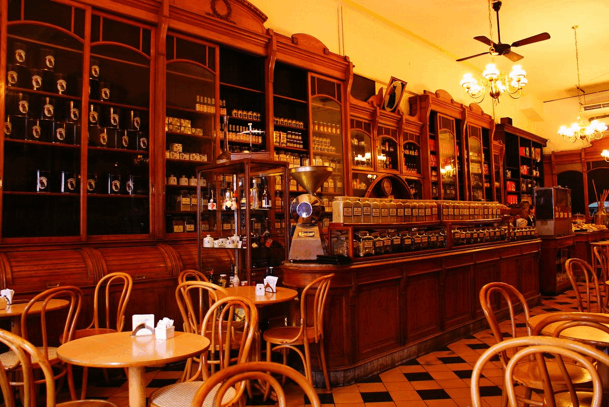 La historia de "El Gato Negro", bar notable de calle Corrientes que cumplió 95 años 