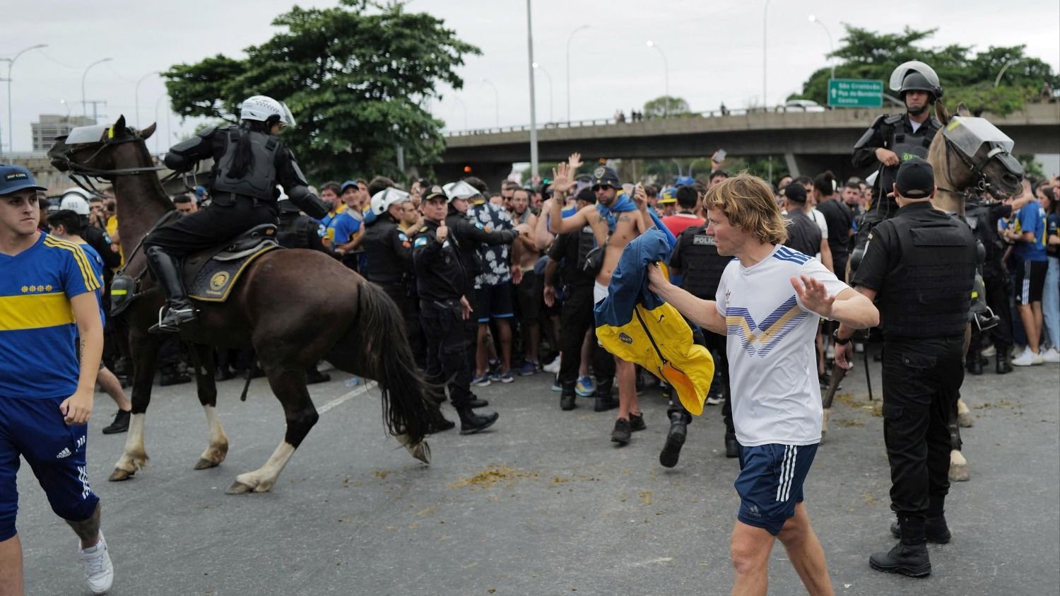 Represión en la final de la Libertadores: hinchas de Boca fueron reprimidos  por la policía brasileña al querer ingresar sin tickets | El Destape