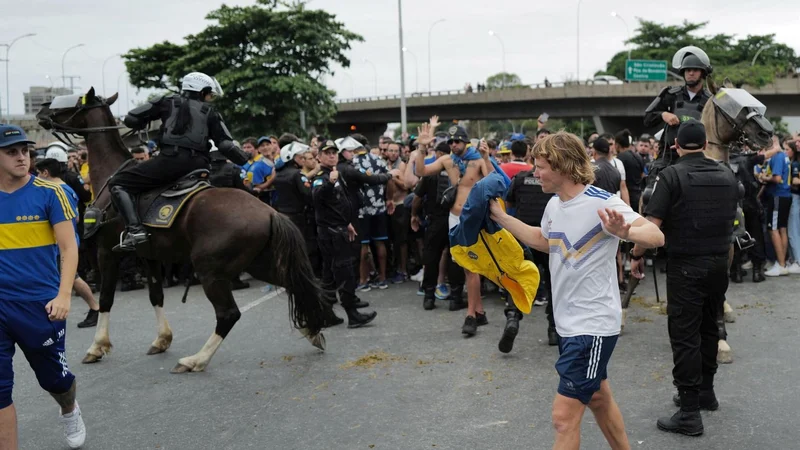 Represión en la final de la Libertadores: hinchas de Boca fueron reprimidos por la policía brasileña al querer ingresar sin tickets