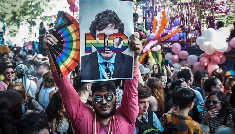 Las mejores postales de la Marcha del Orgullo LGBT+ 2023, con consignas anti Milei | El Destape