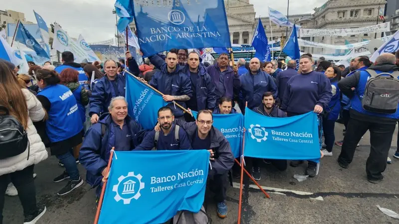 Trabajadores del Banco Nación reclamando por un aumento salarial 