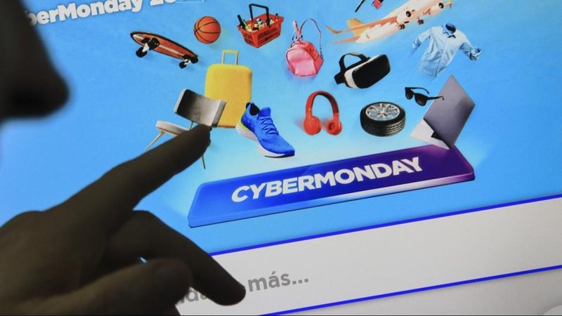 Usuario comprando en la página del Cyber Monday