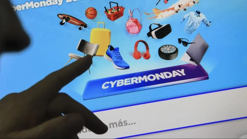 Usuario comprando en la página del Cyber Monday